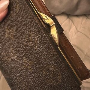 Louis Vuitton RARE KISS LOCK wallet. No call outs